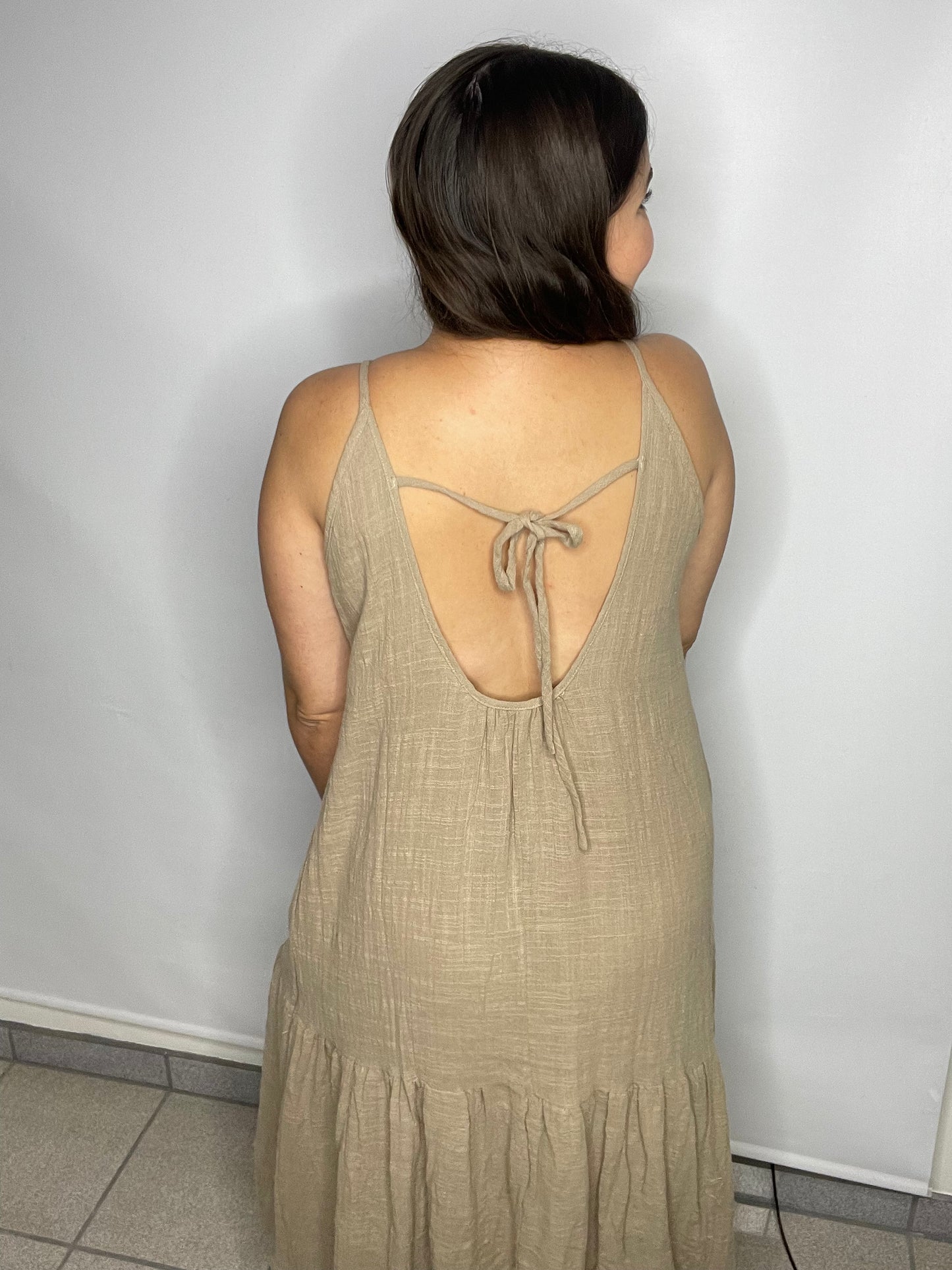 -Sleeveless peplum long dress